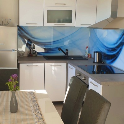 apartman plavi, pogled na wc, dnevni boravak, kuhinju i balkon
